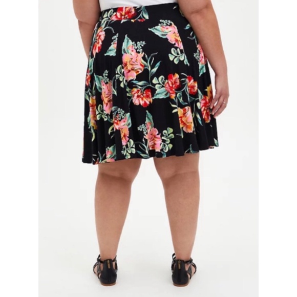 🆕 Black Floral Jersey Circle Mini Skirt 3 3X 22 24 NWT Torrid New! - Picture 2 of 6